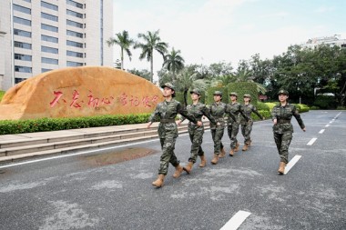 又帅又飒！武警女兵换发21式“云墨”迷彩